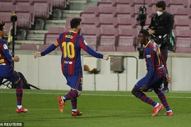 Thắng kịch tính, Barcelona đe dọa ngôi đầu của Atletico Madrid