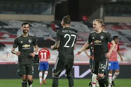 MU rộng cửa đi tiếp, Arsenal tiếc nuối cuối trận