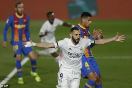 Thắng kịch tính trận siêu kinh điển, Real Madrid lên đầu bảng