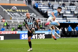 Sao trẻ lập hat-trick, Pep nói về việc mua thêm tiền đạo