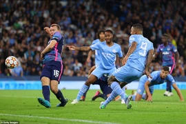 Messi bỏ lỡ nhiều cơ hội, Man. City rượt đuổi tỷ số tại Etihad