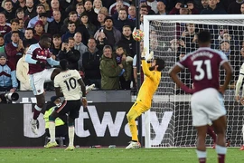 Liverpool thua sốc West Ham, Arsenal vượt mặt MU