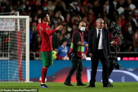 Mancini tự tin đá play-off, Santos giải thích về màn tranh cãi với Ronaldo