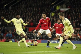 Ronaldo vượt mốc 800 bàn thắng giúp MU ngược dòng thắng Arsenal
