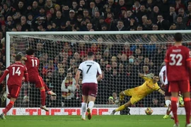 Liverpool, Chelsea cùng thắng khó để bám đuổi Man. City