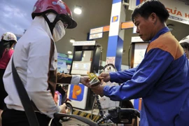 Giá xăng nhập về Việt Nam đã giảm hơn 40%