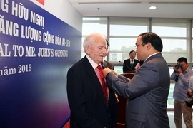 Phó Thủ tướng trao huy chương hữu nghị cho chuyên gia năng lượng Ireland