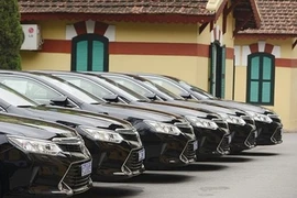 Thứ trưởng Bộ Tài chính đi xe biển trắng đến cơ quan
