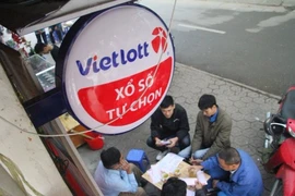 Dân Hà Nội chen nhau mua vé số Vietlott 