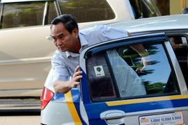 Thứ trưởng tiên phong đi taxi nghỉ hưu theo chế độ