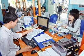 Người dân đang làm thủ tục thuế- ảnh minh họa