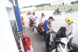 Giá xăng dầu đồng loạt tăng từ 15 giờ hôm nay