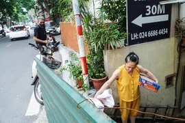 Chùm ảnh: Người Hà Nội vất vả đi lại vì các chốt tự quản bảo vệ vùng xanh 