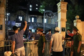 Người nhà tiếp tế đồ đạc trong đêm ở ổ dịch Bệnh viện Việt Đức