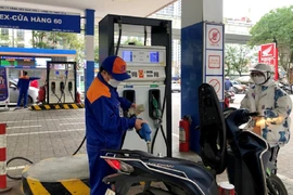 Bộ Tài chính đề xuất giảm thuế để hạ nhiệt giá xăng dầu