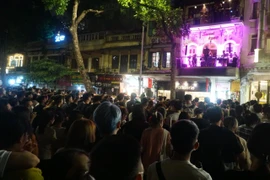 Khán giả ùn ùn đến hồ Hoàn Kiếm xem liveshow 'Góc ban công' của Tuấn Hưng