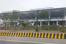 1 hành khách Thái Lan trèo qua lan can ở sân bay Nội Bài