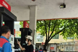 Khách mua xăng báo đã chuyển khoản, nhưng tiền mãi chưa về: Trách nhiệm ai gánh?