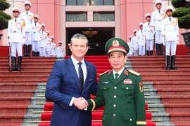 Đại tướng Phan Văn Giang đón và hội đàm với Bộ trưởng Bộ Chiến tranh Hoa Kỳ