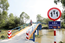 Chiếc cầu nghĩa tình được xây từ nữa triệu nắp chai bia