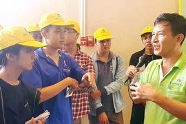 Gần 30 sinh viên môi trường tham quan bãi rác Đa Phước