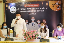 Tặng 2000 hộp bánh trung thu cho đội ngũ chống dịch COVID-19