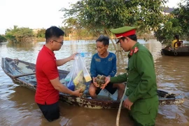 Vietlott tặng nhu yếu phẩm đến người dân Hà Tĩnh, Quảng Bình