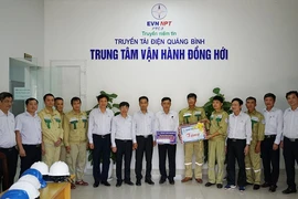 Chủ tịch EVNNPT thăm hỏi, hỗ trợ người dân miền Trung