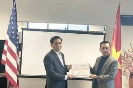 Ông David Dương tặng 120.000 USD cho đồng bào miền Trung