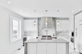 Tủ bếp Acrylic bóng gương và những ưu điểm vượt trội