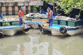 TP.HCM tăng cường thu gom, vớt rác trên các kênh, rạch