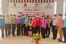 VWS tặng quà Tết và hỗ trợ khám bệnh cho 400 hộ khó khăn ở Bình Chánh