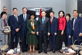 Chủ tịch Quốc hội Vương Đình Huệ gặp mặt các lãnh đạo của Prudential trong chuyến viếng thăm Vương quốc Anh