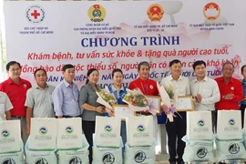 VWS tặng quà và hỗ trợ khám sức khỏe miễn phí cho 250 người dân nghèo