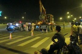 Giả thương binh tàn tật lái xe 3 bánh chở hàng cồng kềnh 