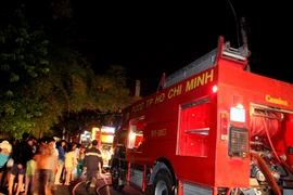 Cháy cơ sở gỗ trong đêm, năm công nhân thoát chết