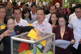 Tạm dừng việc lấy phiếu tín nhiệm trong đầu năm 2014