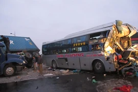 Hàng chục người la hét trên xe khách trong đêm