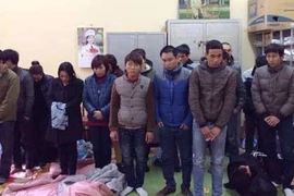 Con bạc trèo mái nhà bỏ trốn trong đêm
