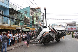 Xe cẩu lật nhào, đè trúng một phụ nữ