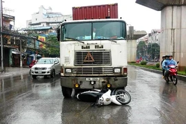 Tài xế container cố tình đâm thẳng vào xe CSGT