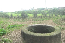 Cháu bé 3 tháng tuổi bị ném xuống giếng làng