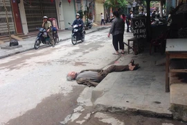 Say rượu cầm dao chém vợ rồi ngã bất tỉnh