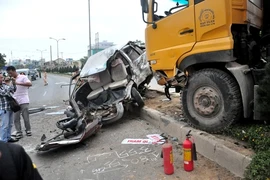 Xe tải tông nát xe khách, 12 người trọng thương