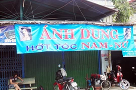 Đôi nam nữ lõa thể trong vũng máu ở phòng trọ