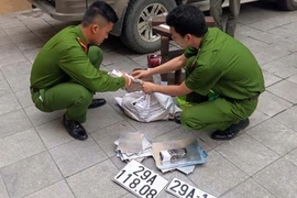 Ổ sản xuất biển ôtô giả có dập logo cảnh sát