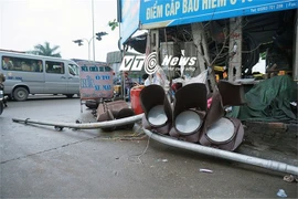 'Hung thần' đâm gãy cột điện, Quốc lộ 5 tê liệt hàng giờ