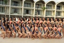 Người đẹp Hoa hậu Đại Dương diện bikini bên bể bơi