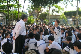 Báo động tình trạng nữ sinh bỏ nhà đi bụi vì... facebook