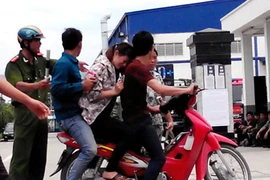 Hàng trăm công nhân ở công ty giầy Hong Fu - Thanh Hóa lại ngất xỉu vì "mùi lạ"